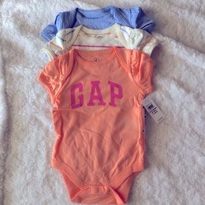 Baby Gap Logo Bodysuit ( 3 pack )
